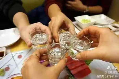 惠風(fēng)和暢，共享茅臺(tái)鎮(zhèn)京華放心酒莊古法固態(tài)純糧發(fā)酵釀造的金獎(jiǎng)酒