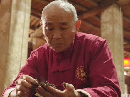 醬酒大師袁仲華揭秘釀好醬香型白酒的關(guān)鍵工藝環(huán)節(jié)——酒曲好、原料好、水分、控溫與干濕度把控適時(shí)合理