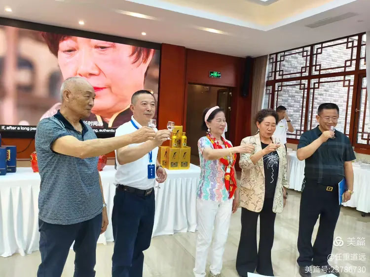 海外僑胞（潮商）貴州行參訪團(tuán)走進(jìn)茅臺(tái)鎮(zhèn)京華酒業(yè) 共品醬香美酒 共話(huà)桑梓情深 共謀發(fā)展意愿