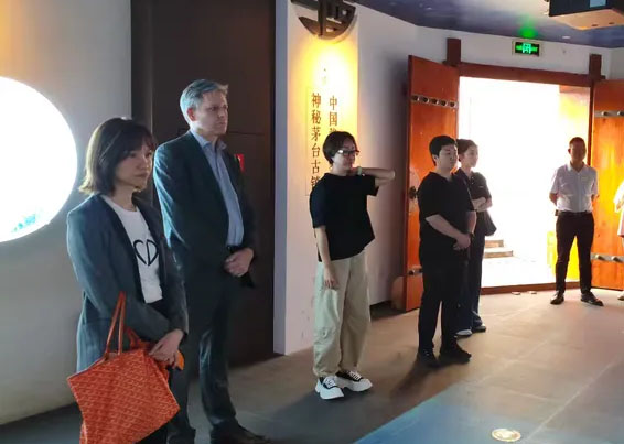 香港屈臣氏集團(tuán)高層考察茅臺鎮(zhèn)京華酒業(yè) 共謀醬香白酒出海新機(jī)遇