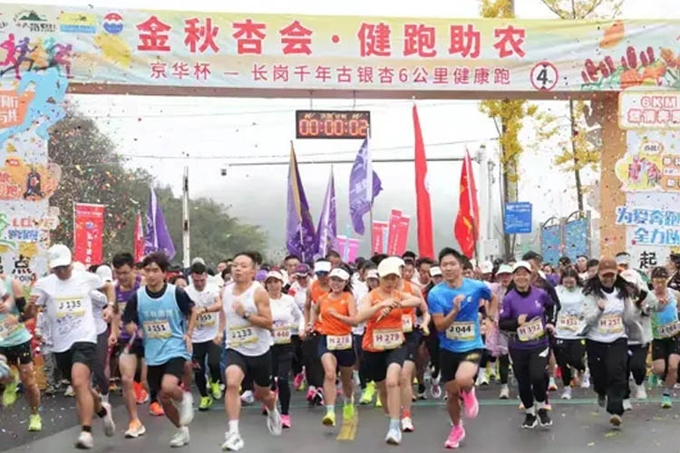”京華杯”長(zhǎng)崗千年古銀杏6公里健康跑，“京華競(jìng)速”隊(duì)的奔跑與溫情